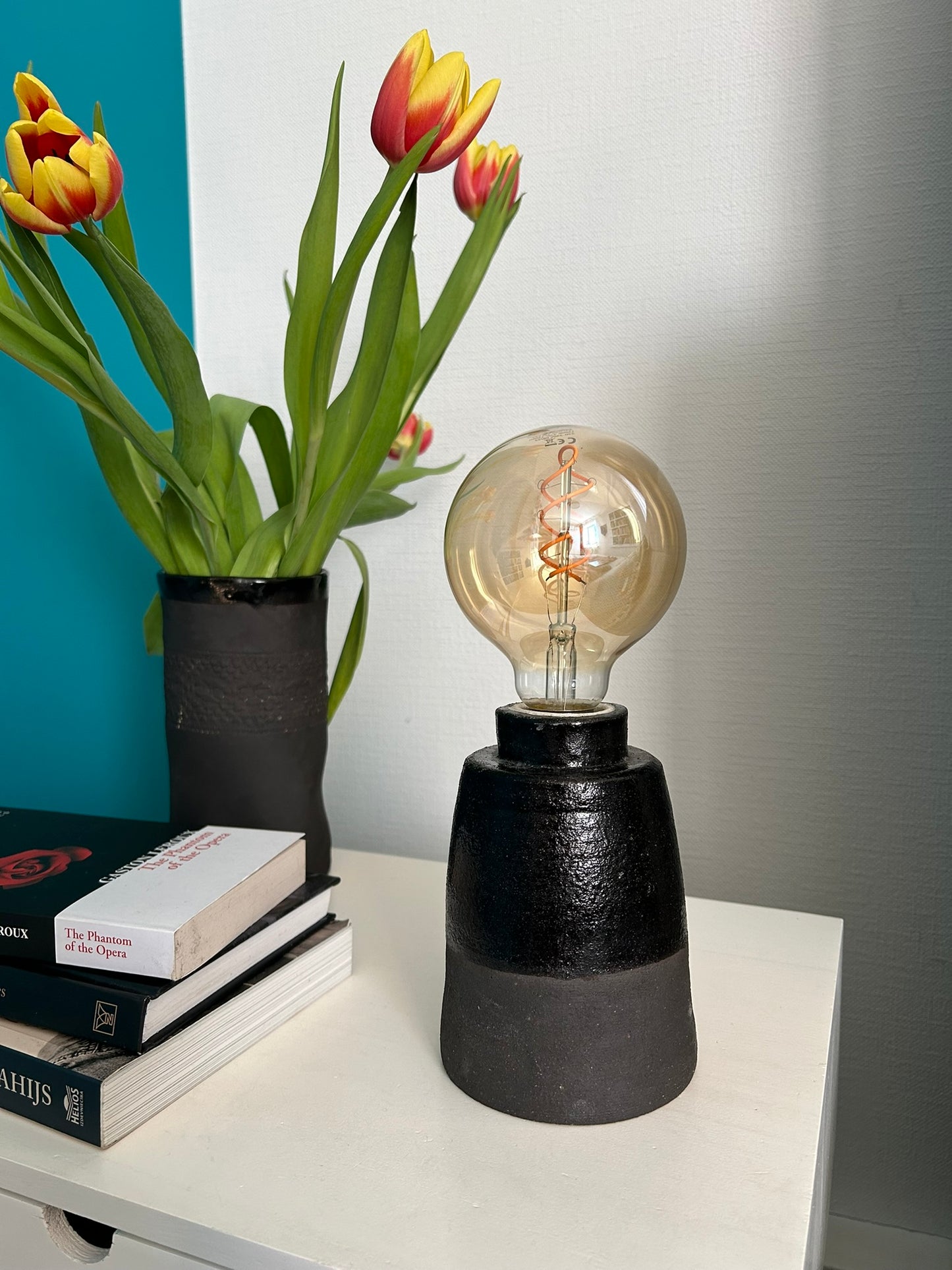 MELNĀ LAMPA