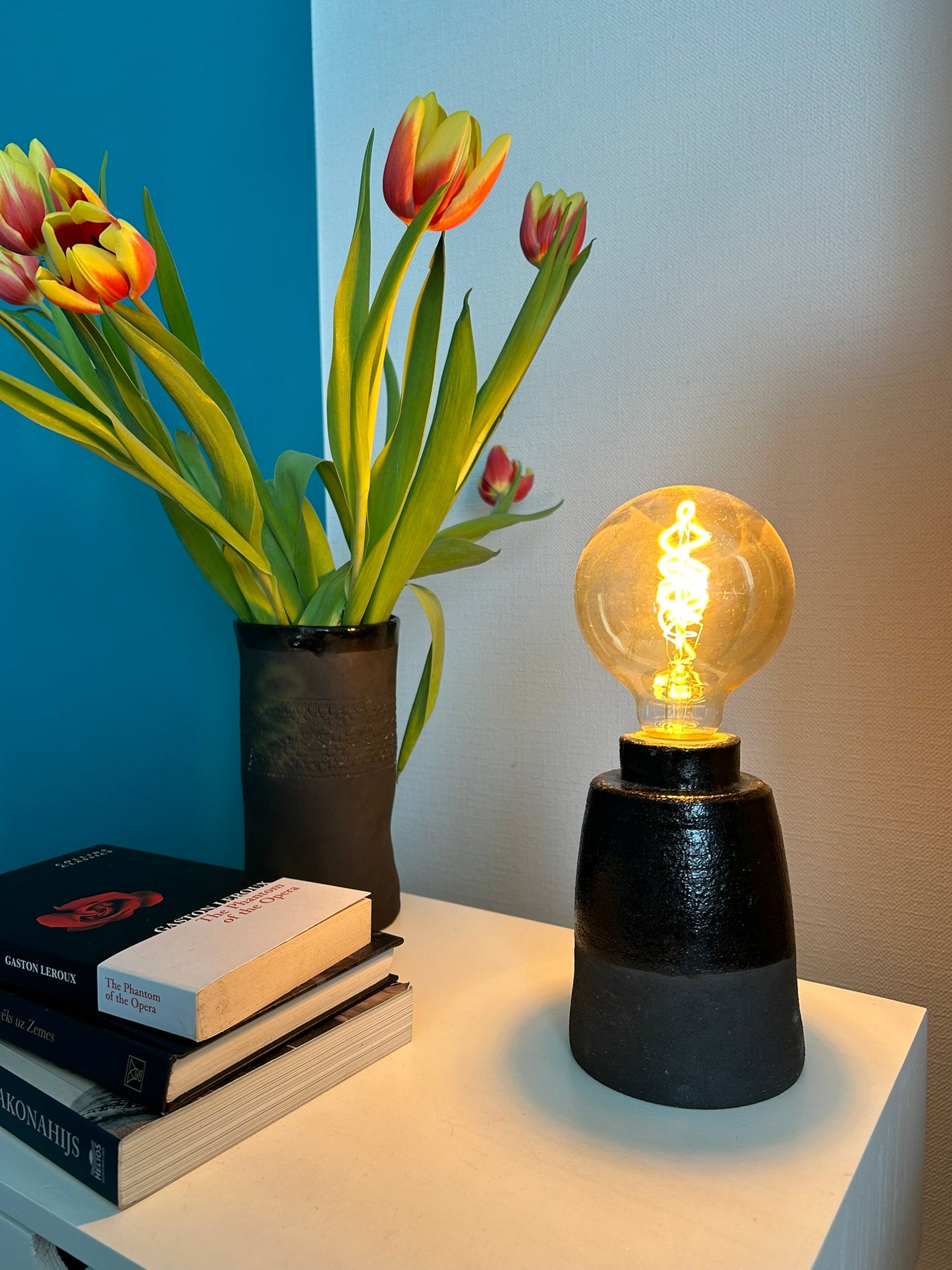 MELNĀ LAMPA